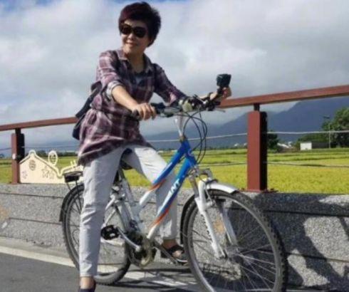 曾是央视著名女主持,却因耍大牌被赶下台,如今53岁像大妈