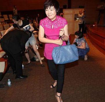 曾是央视著名女主持,却因耍大牌被赶下台,如今53岁像大妈