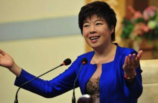 曾是央视著名女主持,却因耍大牌被赶下台,如今53岁像大妈