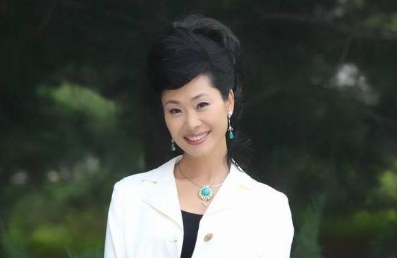 曾四次登上春晚,却和学生传出绯闻,离婚后却嫁丑男