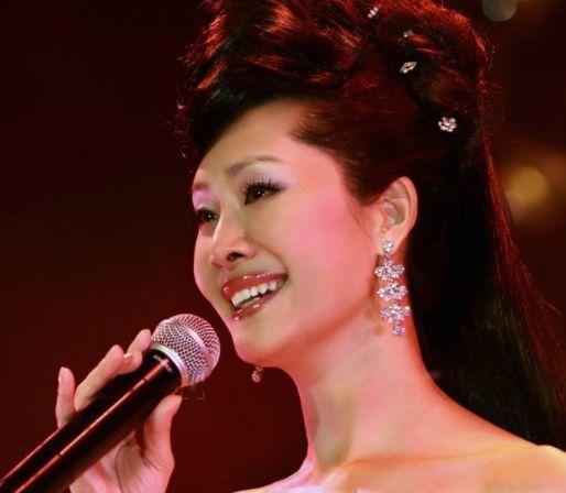 曾四次登上春晚,却和学生传出绯闻,离婚后却嫁丑男