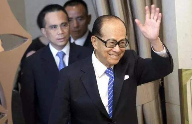 李嘉诚和儿子都没有参加赌王葬礼,让女友去原来是这么回事