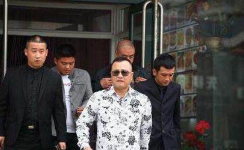 曾是赵本山保镖，后认赵本山当师父，如今生活十分幸福