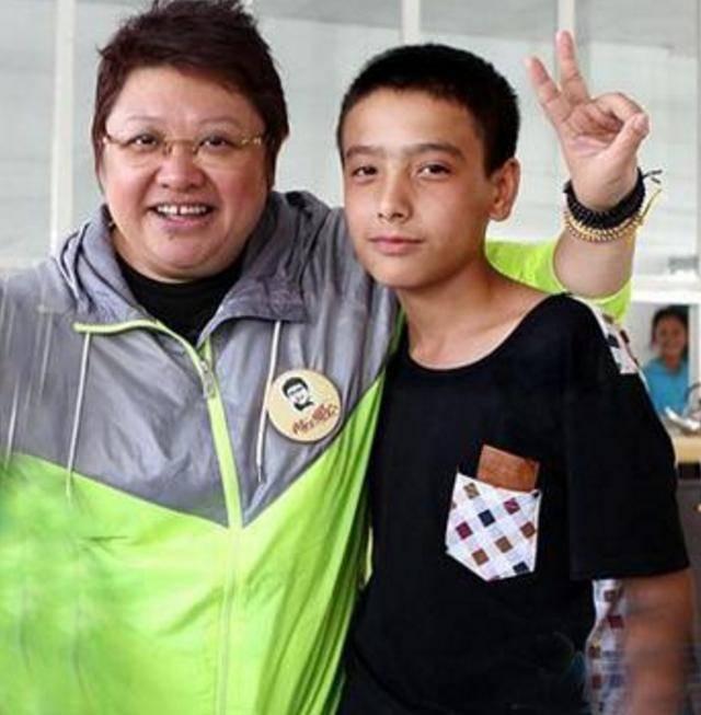 当年韩红领养的“干儿子”，如今20岁长这样，韩红曾为他放弃婚姻