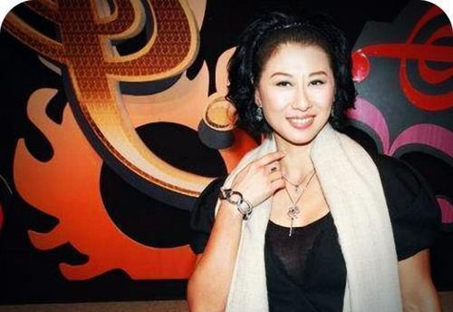 他们差13岁,师徒变夫妻,结婚21年恩爱如初,老婆依然迷人!