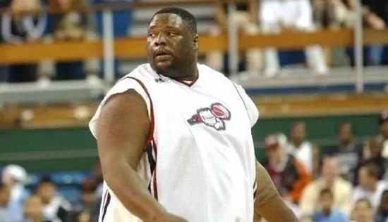 他体重超过奥尼尔，运球却比艾弗森还灵活，真正的“压”着对手打