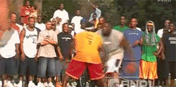 他体重超过奥尼尔，运球却比艾弗森还灵活，真正的“压”着对手打