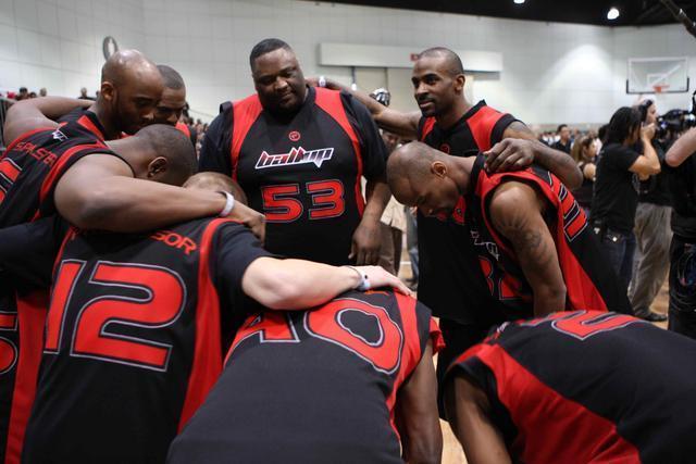 他体重超过奥尼尔，运球却比艾弗森还灵活，真正的“压”着对手打