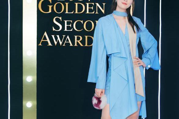 她被批长了一对“死鱼眼”，颜值被佟丽娅碾压，气质清新迷人！