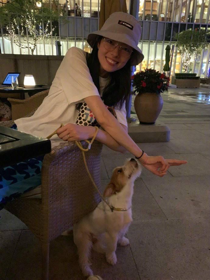 她被称为中国第一超模，低调嫁给摄影师，30岁走秀连摔三跤引热议