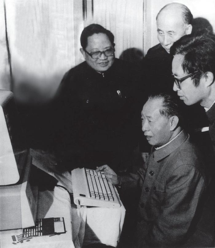 他表现出色,十七岁担任师级干部,二十二岁出任纵队司令