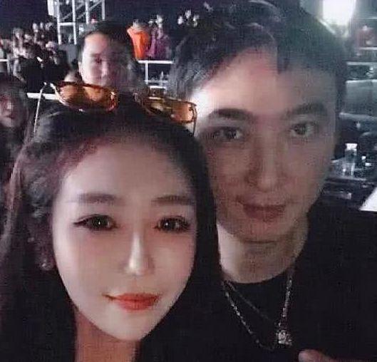 她公开晒出和王校长合照后,半夜再次发床照,网友:想红想疯了!