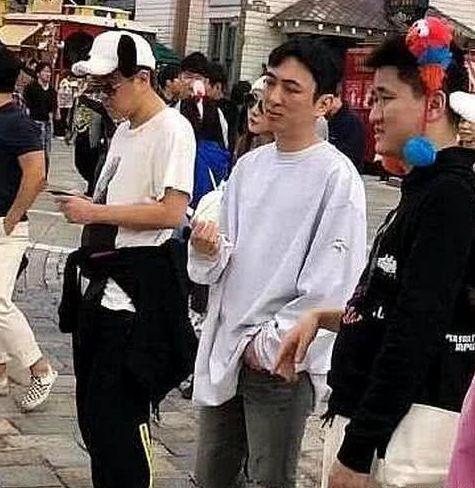 她公开晒出和王校长合照后,半夜再次发床照,网友:想红想疯了!