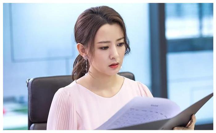 她因《温暖的弦》而被熟知，长相清纯甜美，却嫁给了没人气的他