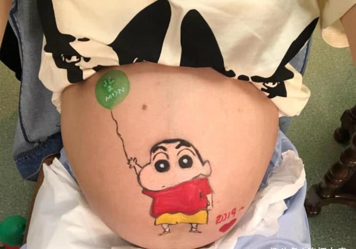 麦迪娜微博晒九个月孕肚照，老公姜潮速度评论，笑说6字真爱盖章