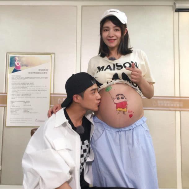 麦迪娜微博晒九个月孕肚照，老公姜潮速度评论，笑说6字真爱盖章
