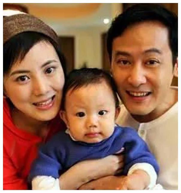 她和大10岁丈夫因戏生情，却没熬过七年之痒，如今一人抚养儿子