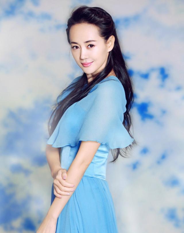 她的丈夫是张歆艺前男友,大其15岁认识3天就结婚,气质淡雅!