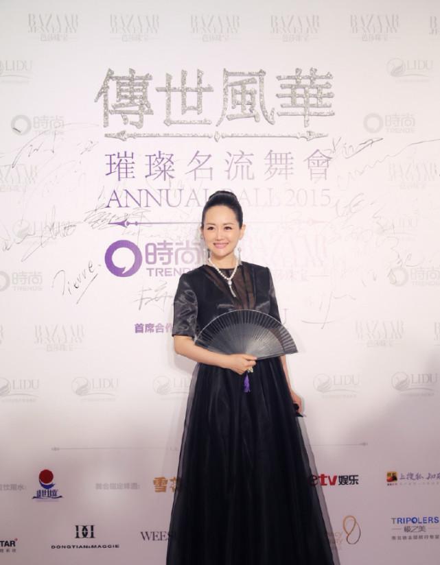 她的丈夫是张歆艺前男友,大其15岁认识3天就结婚,气质淡雅!