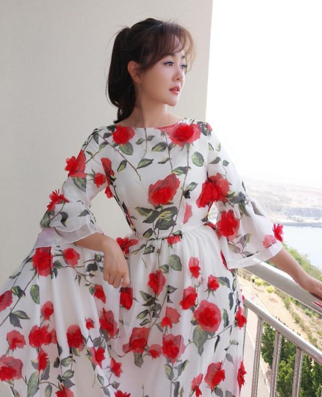 她的丈夫是张歆艺前男友,大其15岁认识3天就结婚,气质淡雅!