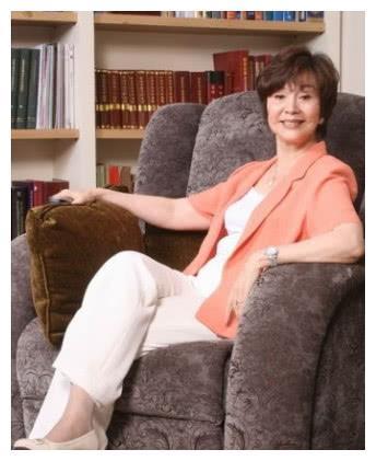 她和初恋相守52年，纯天然美女，她的美与家庭有关系