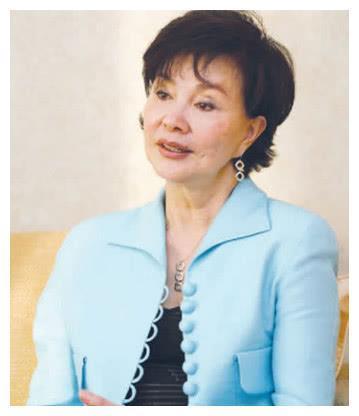 她和初恋相守52年，纯天然美女，她的美与家庭有关系