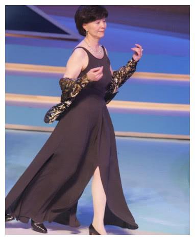 她和初恋相守52年，纯天然美女，她的美与家庭有关系