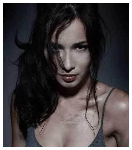 卢靖姗大秀性感展现另一面，网友表示吴京的选择果然是正确的