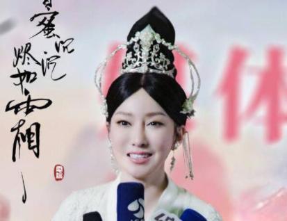 曾四次登上春晚，因拿反话筒假唱轰动一时，如今沦为杨紫的配角！