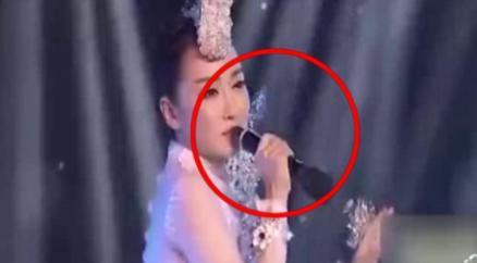 曾四次登上春晚，因拿反话筒假唱轰动一时，如今沦为杨紫的配角！