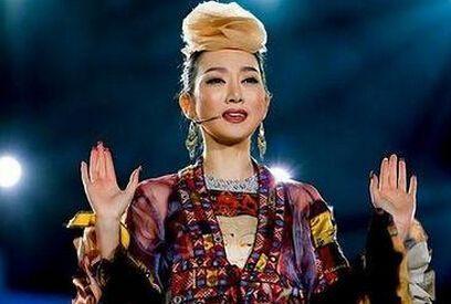 曾四次登上春晚，因拿反话筒假唱轰动一时，如今沦为杨紫的配角！