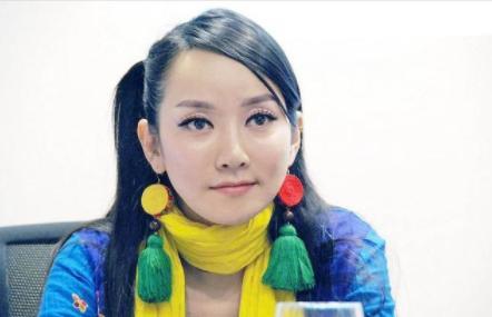 曾四次登上春晚，因拿反话筒假唱轰动一时，如今沦为杨紫的配角！