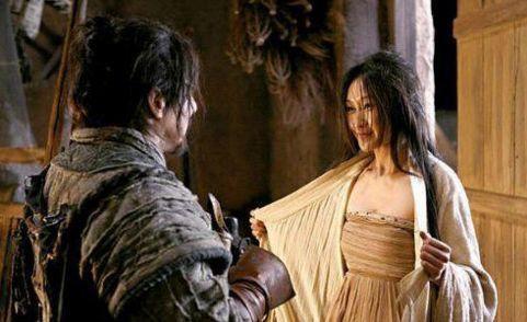 她被成龙选中,可出道11年始终不红,还曾和张一山传绯闻?