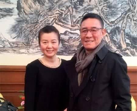 他结过三次婚,妻子个个美若天仙,如今年过60比儿子还时尚