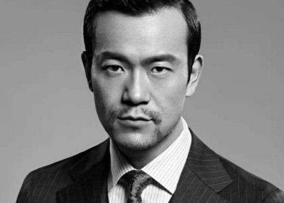 ​他是柏林第一个华人影帝，与妻子恩爱19年，出道多年零绯闻！