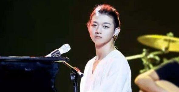 她刚生下儿子就被抛弃,如今儿子火遍大江南北,前夫却来沾光!