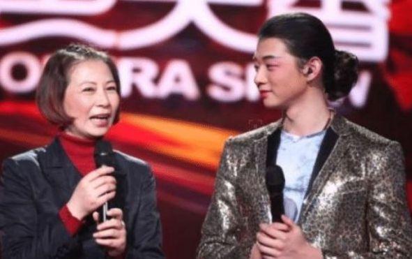 她刚生下儿子就被抛弃,如今儿子火遍大江南北,前夫却来沾光!