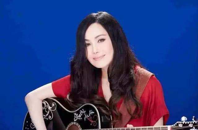 她苦苦等21年，欠了一场婚礼，逼婚费玉清？