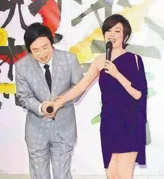 她苦苦等21年，欠了一场婚礼，逼婚费玉清？