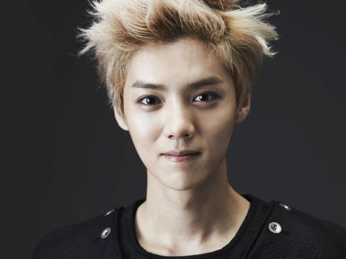 他们长得简直一模一样，竟然不是双胞胎？