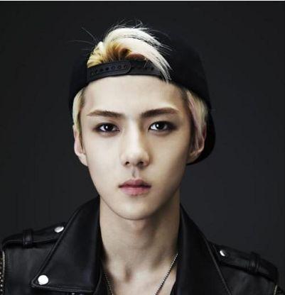 他们长得简直一模一样，竟然不是双胞胎？