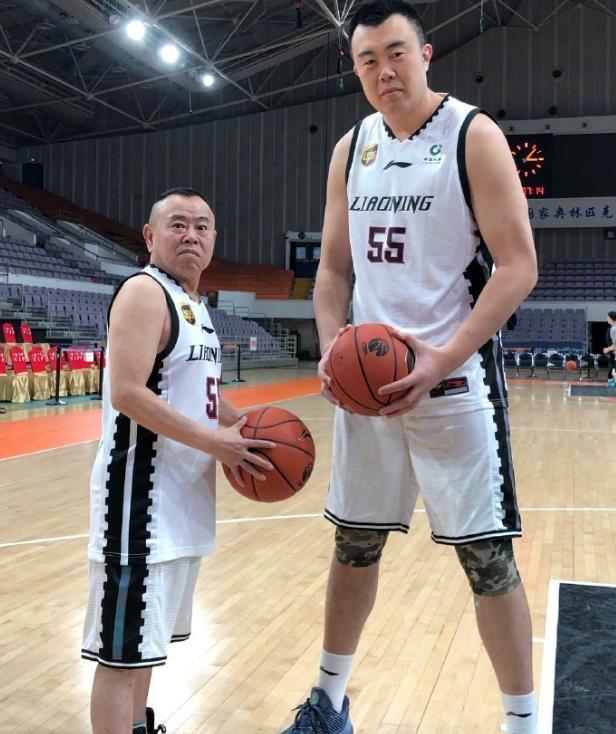 当2.15的韩德君抱起1.6的潘长江 网友忍不住调侃