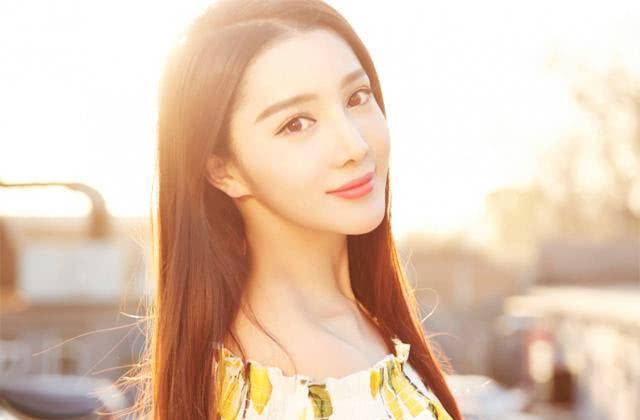 她因《跑男》大火，长相酷似Angelbaby，意外坠楼身亡，年仅26岁