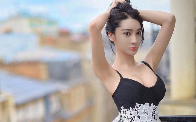 她因《跑男》大火，长相酷似Angelbaby，意外坠楼身亡，年仅26岁