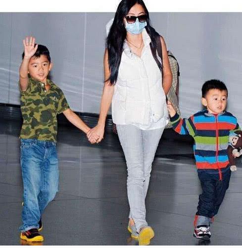 港媒套路谢霆锋长子，无意透露张柏芝“生三胎”原因，网友：真实