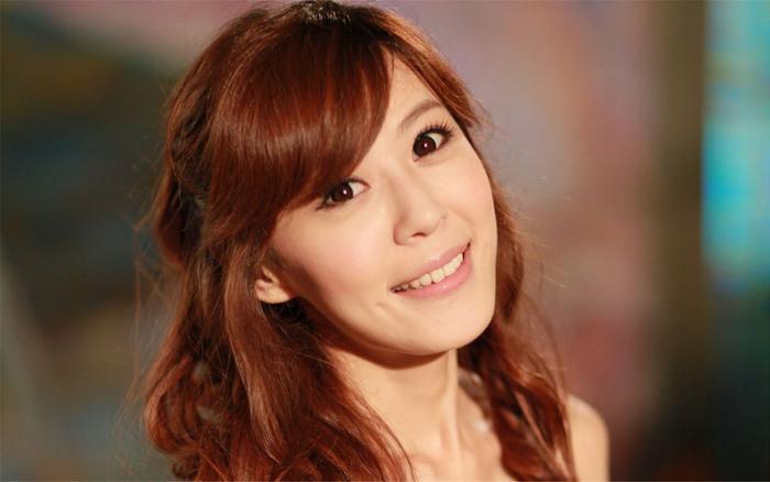 李金铭近照脸部僵硬，疑似整容后遗症，网友：没有陈美嘉的样子了