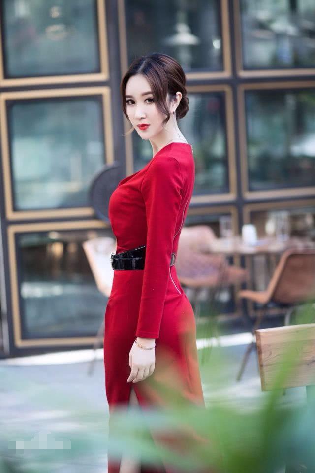 她因穿着仿似干露露被网友称为“湿露露”还被称为:中国第一美模