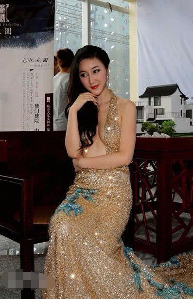 她因穿着仿似干露露被网友称为“湿露露”还被称为:中国第一美模