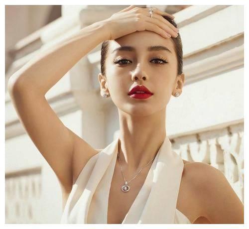 他放弃百万年薪工作，被胡歌叫去拍戏救场，就误打误撞进了演艺圈