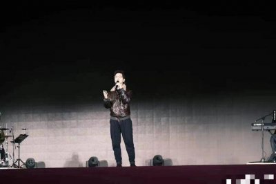 ​李健为清华校庆彩排！引学弟学妹围观尖叫，网友：清华追星也疯狂